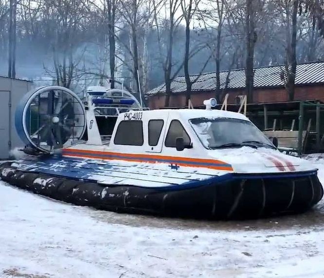Пожарная машина и скорая помощь на мероприятие. Бригада спасателей МЧС ...